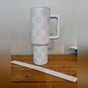 Simple modern snowflake trek